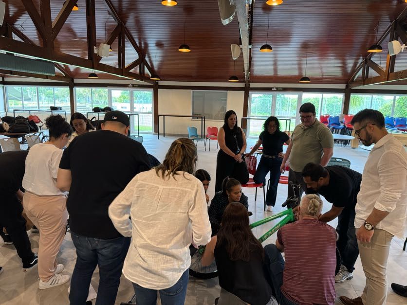 Equipe da Tetra Pak participando do Team Building Fábrica de Bikes para fortalecer a integração de colaboradores e melhorar a colaboração entre equipes.