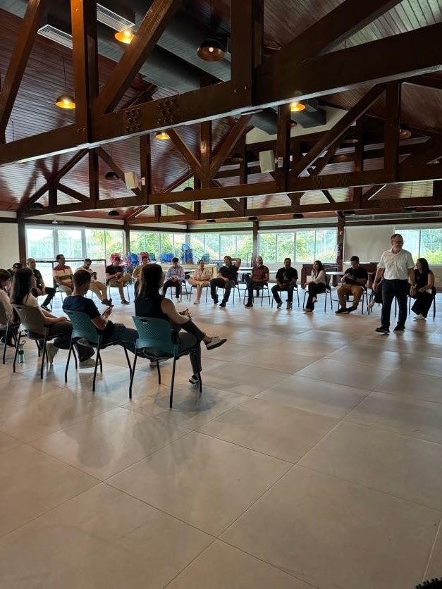 Equipe da Tetra Pak participando do Team Building Fábrica de Bikes para fortalecer a integração de colaboradores e melhorar a colaboração entre equipes.