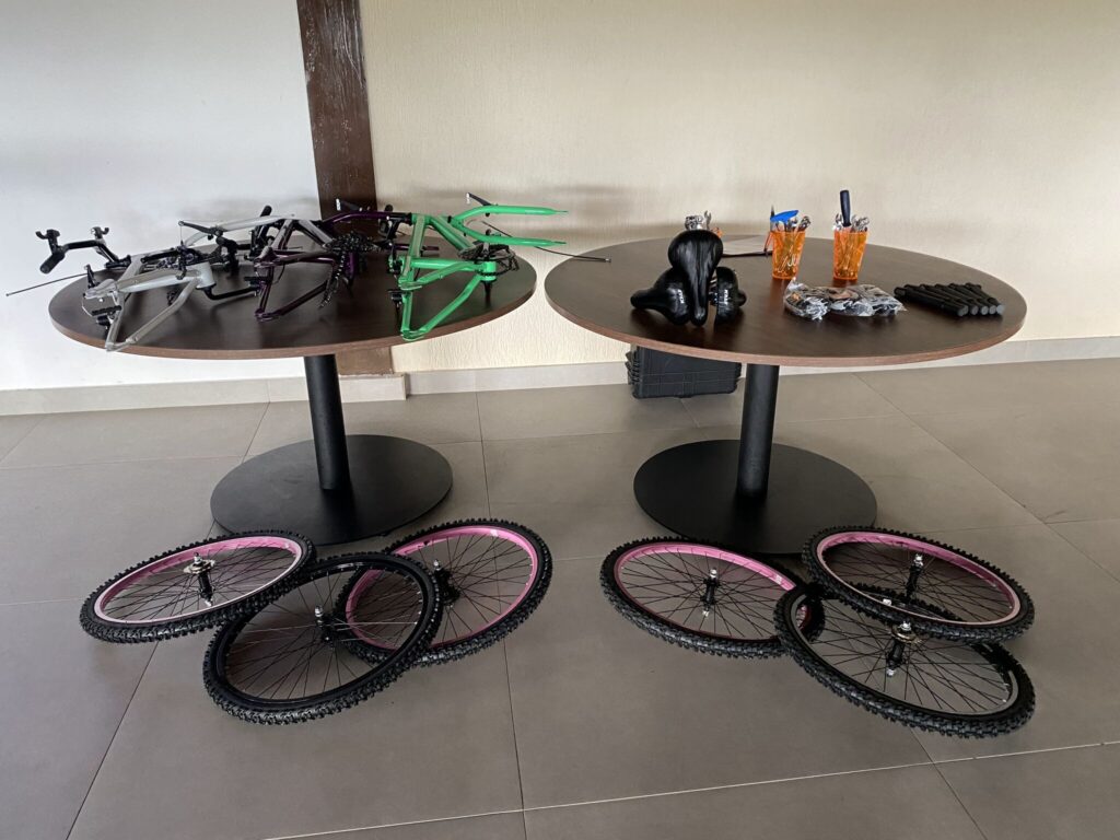 Equipe da Tetra Pak participando do Team Building Fábrica de Bikes para fortalecer a integração de colaboradores e melhorar a colaboração entre equipes.