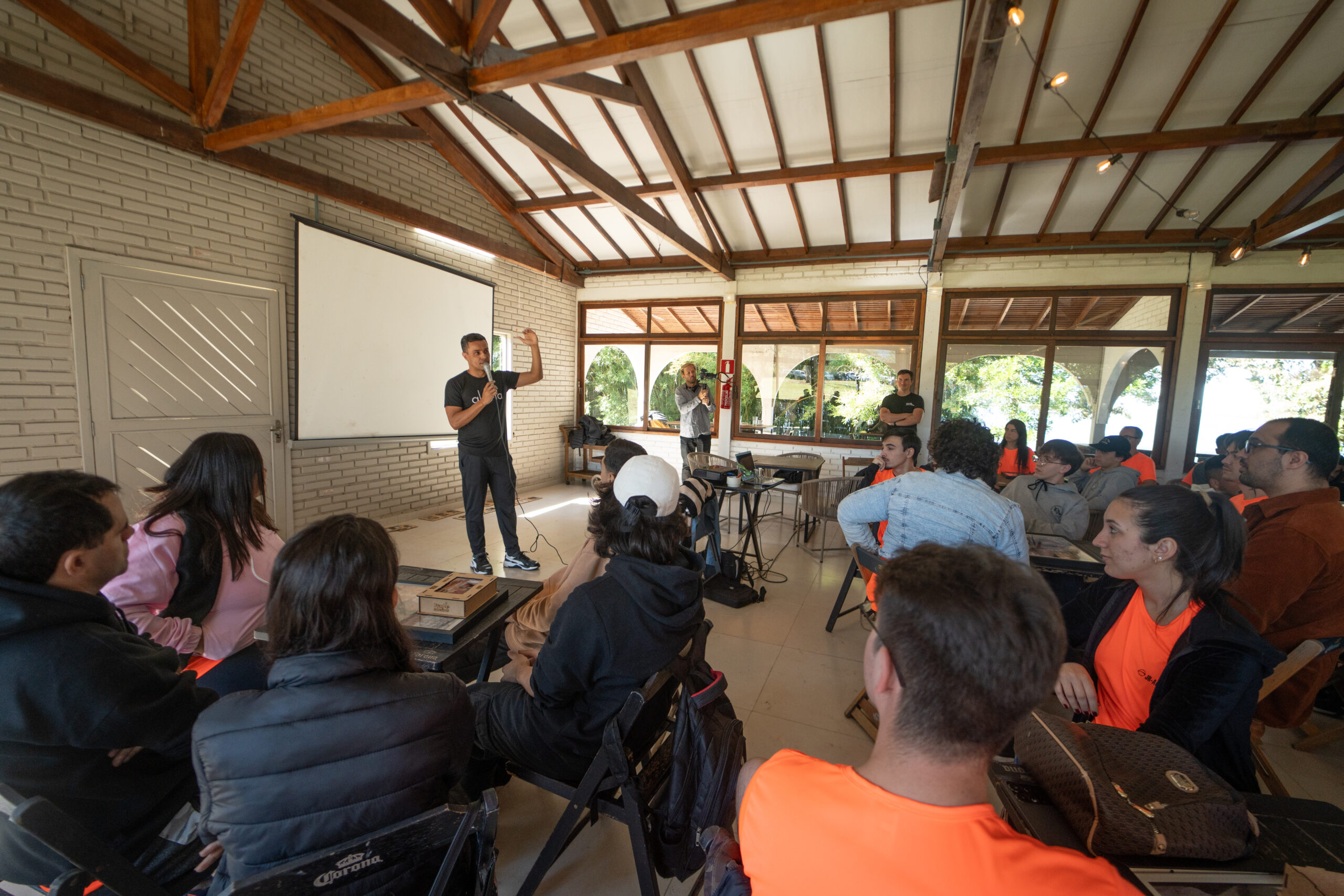Colaboração no ambiente de trabalho: como a JR Adamver fortaleceu sua equipe