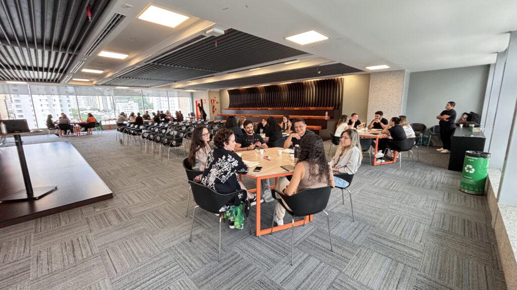 Colaboradores do Banco Inter em momentos de troca e conexão durante o Team Building focado na construção de uma cultura de pertencimento.